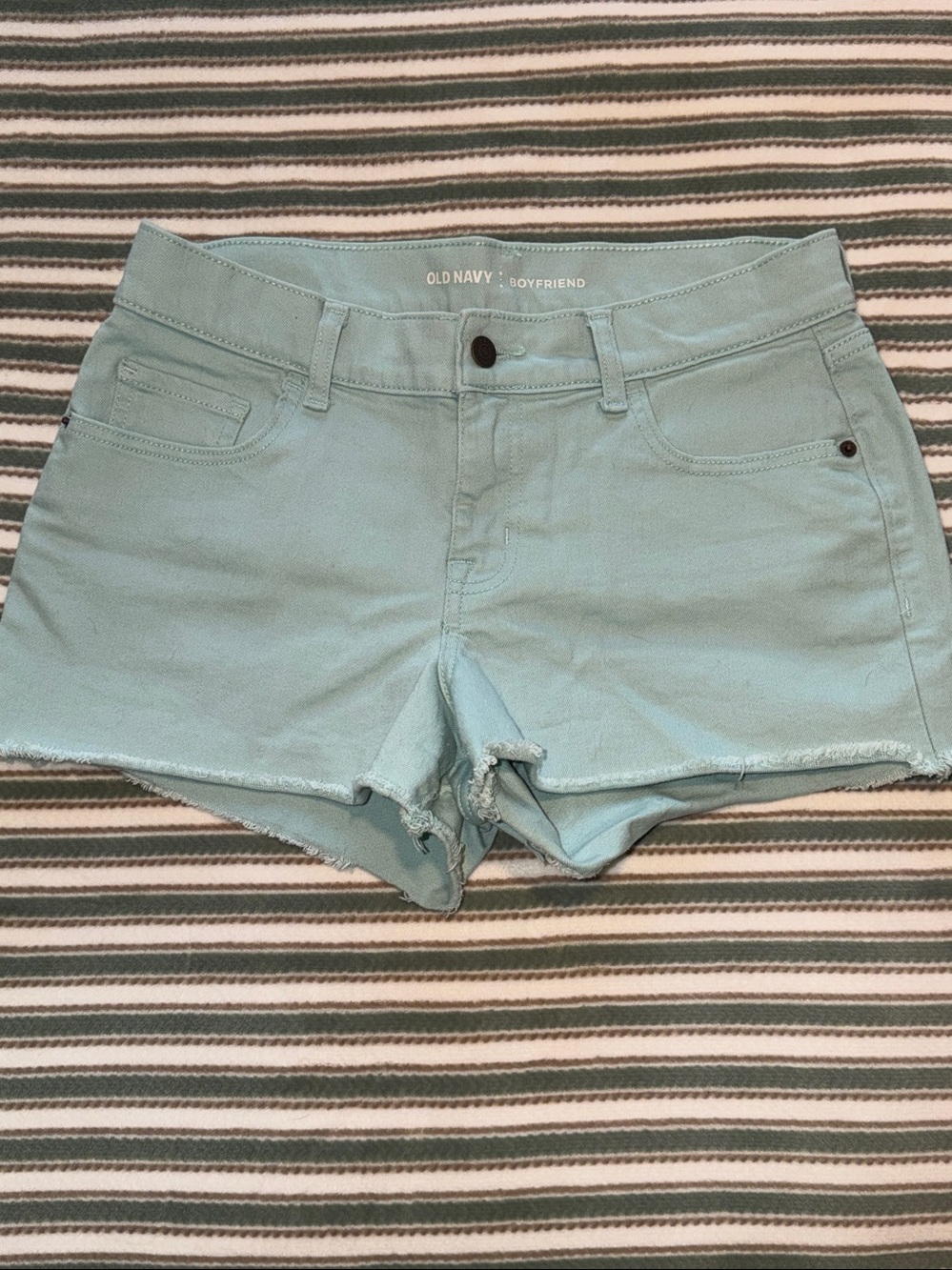 Old Navy Women’s Cotton Blend Boyfriend shorts with frayed hem size 6
